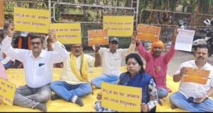 bajrang-dal-dharna-rajbhwan.jpg