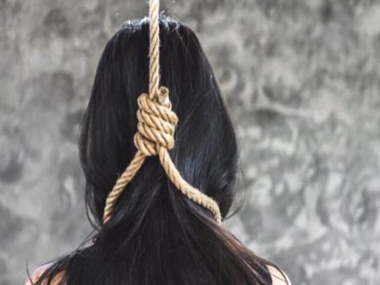 girl_hanging_1613912934_1749345453059-1.jpg