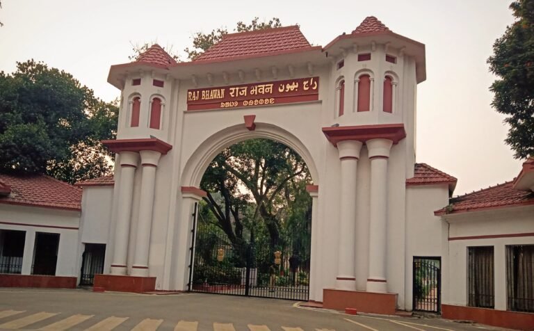 ᱨᱟᱡᱽ_ᱵᱷᱟᱵᱚᱱ_ᱨᱟᱧᱪᱤ_Raj_Bhawan.jpg