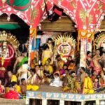 लाखों श्रद्धालुओं ने भाई बलभद्र और बहन सुभद्रा के साथ भव्य स्वर्ण आभूषणों से सुसज्जित महाप्रभु श्रीजगन्नाथ के दर्शन किये।