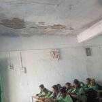 जर्जर है राउवि मोरहाटोली का भवन, जान जोखिम में डालकर पढ़ते हैं स्कूली बच्चे
